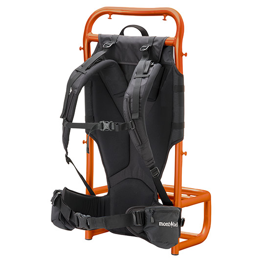 登山用バックパックの背面システムを使用し、ヒップベルトポケットを装備。