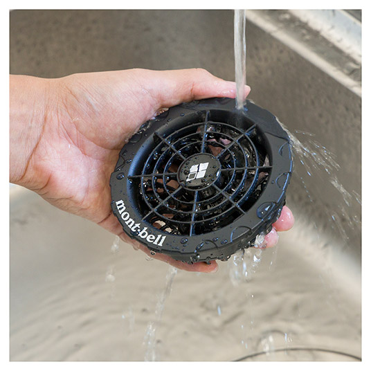 電源ケーブルの差込口にはラバーキャップが付いており、水洗い可能