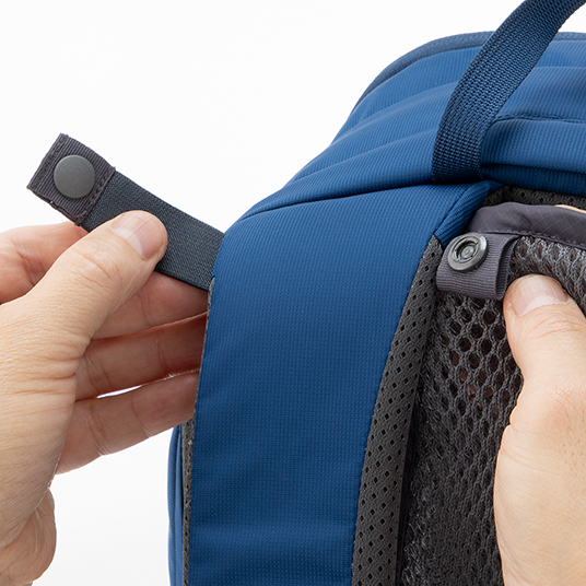 小型バックパックのショルダーハーネスにストラップを巻き付け、スナップボタンで固定します。