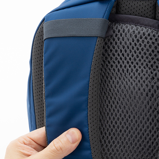 小型バックパックの背面に合うようにパネルの位置を調節します。