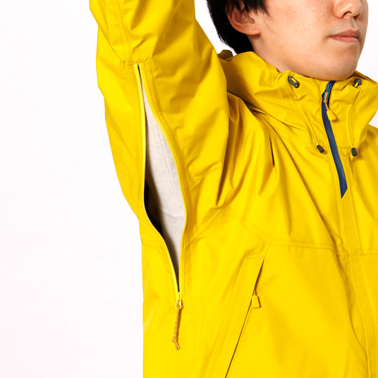 衣服内の蒸れを素早く排出するピットジップを装備。
