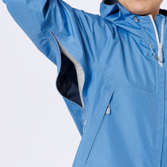 衣服内の蒸れを素早く排出するピットジップを装備。