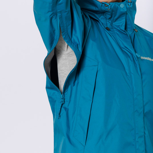 衣服内の蒸れを素早く排出するピットジップを装備。