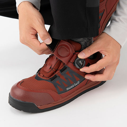 ダイヤルを回すだけの簡単な操作でフィット感の調節が可能。（カバー付き）