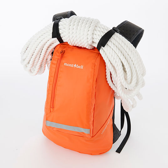 上部にロープなどを取り付けできるストラップを装備