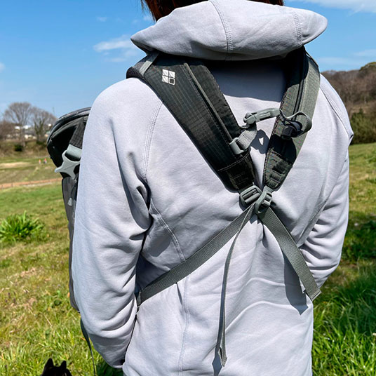体の前で抱える際は、ショルダーベルトをクロスさせると安定します。