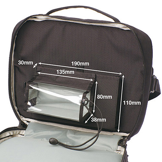 内部の寸法、バッテリー収納部 高さ110mm x 幅190mm x 奥行き30mm、コントローラー収納部 高さ80mm x 幅135mm x 奥行き38mm