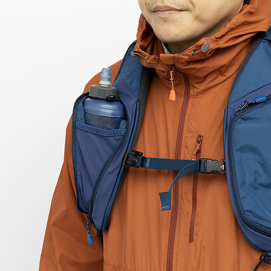 ボトル固定用のゴムコード付きショルダーポケット