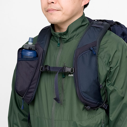 ボトル固定用のゴムコード付きショルダーポケット