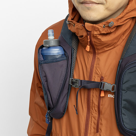 ボトル固定用のゴムコード付きショルダーポケット