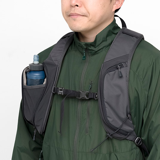 ボトル固定用のゴムコード付きショルダーポケット