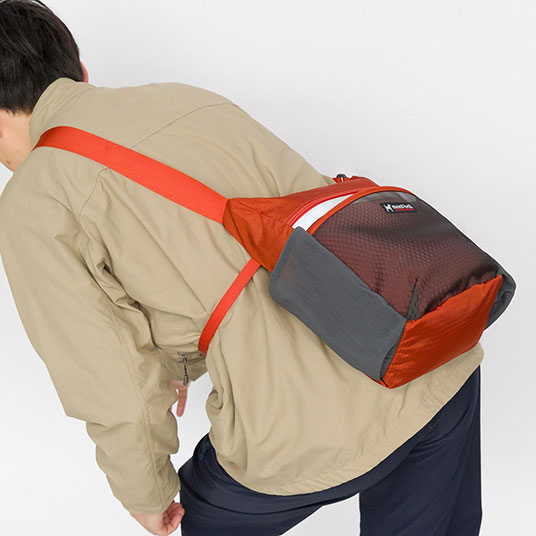 前かがみになった際にバッグが前に垂れてくるのを防ぐウエストベルト