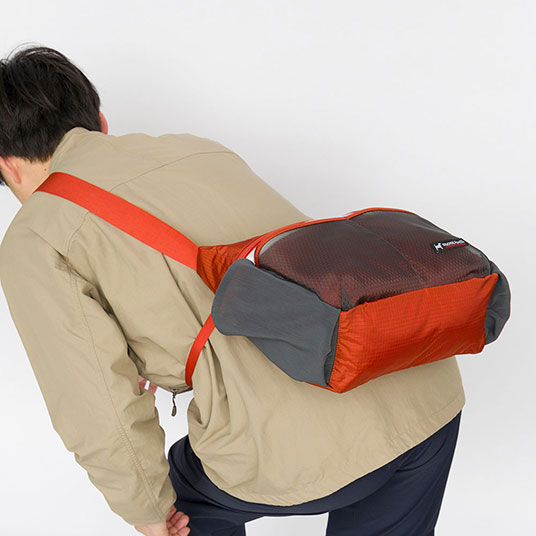 前かがみになった際にバッグが前に垂れてくるのを防ぐウエストベルト