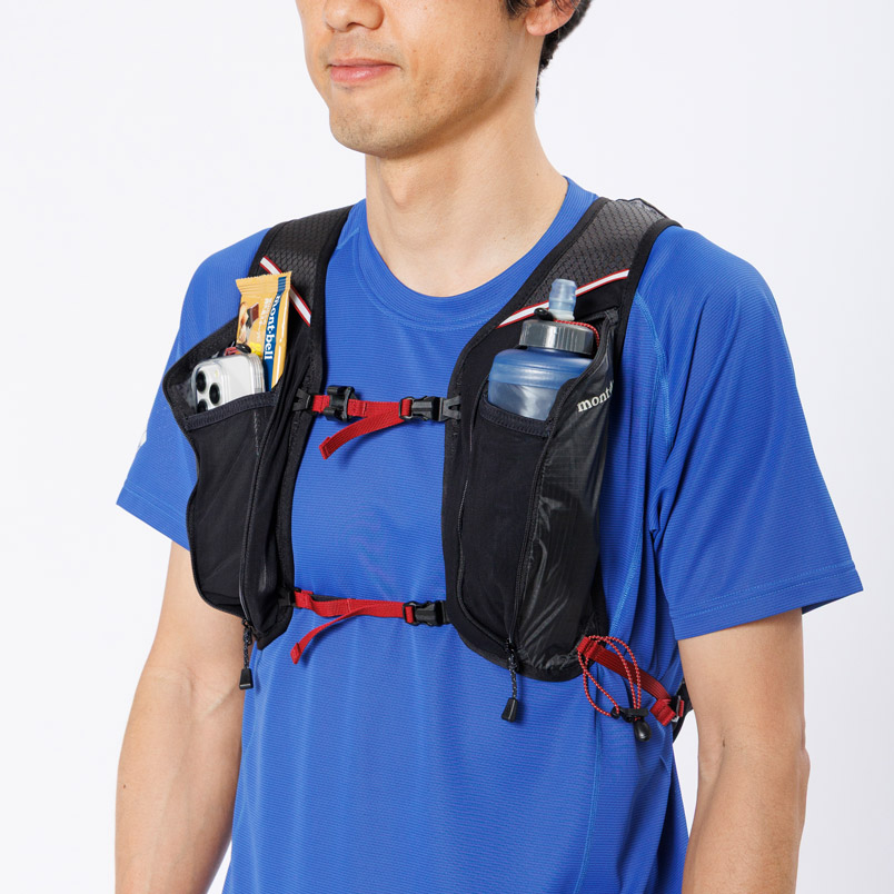 左右のショルダーハーネスに小物を収納できるマチ付きのポケット