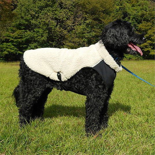 使用イメージ。モデル犬：体重27kg・背丈59cm・胸囲77cm／60サイズ着用