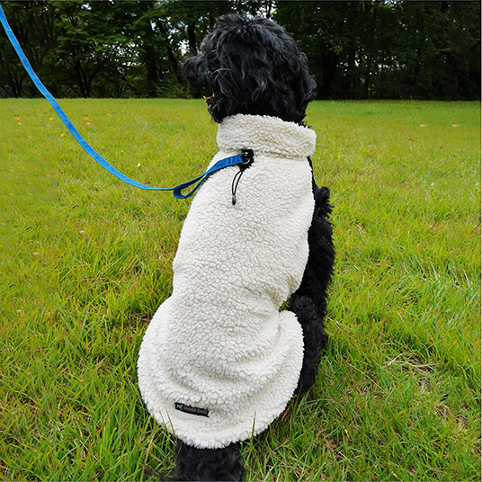 使用イメージ。モデル犬：体重27kg・背丈59cm・胸囲77cm／60サイズ着用