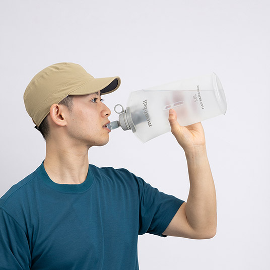 フレックスウォーターパック（別売）を使い、直に飲んでいるイメージ
