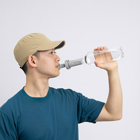 ペットボトルを使い、直に飲んでいるイメージ