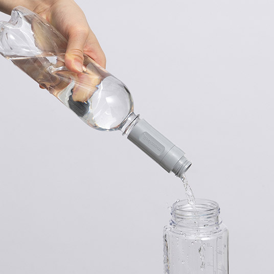 ペットボトルを使い、容器に注いでいるイメージ