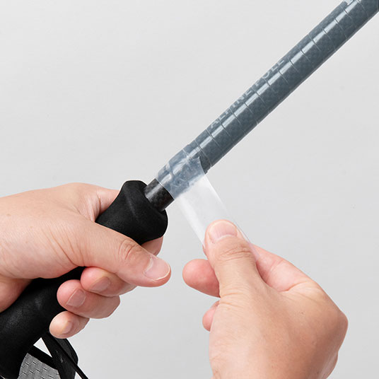 上段ポールの下側から巻いていきます。