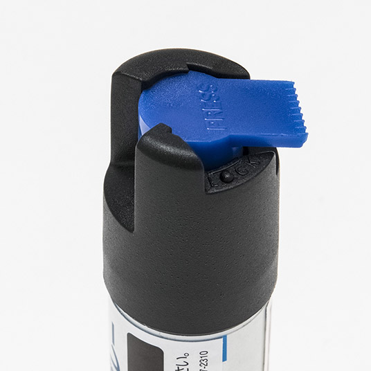 ロックを解除し、噴射ボタンのPRESSと書かれた部分を押し込むと、噴出します。