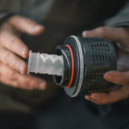 交換式浄水カートリッジには、逆止弁付きワンウェイバルブが付いています。（取り外し可能）