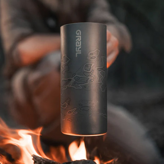 アウターボトルは直火が可能（イメージはたき火で使用）