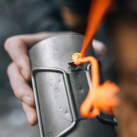 Dカンにパラコードを通すことで、降りていけない水場にもアプローチできます。