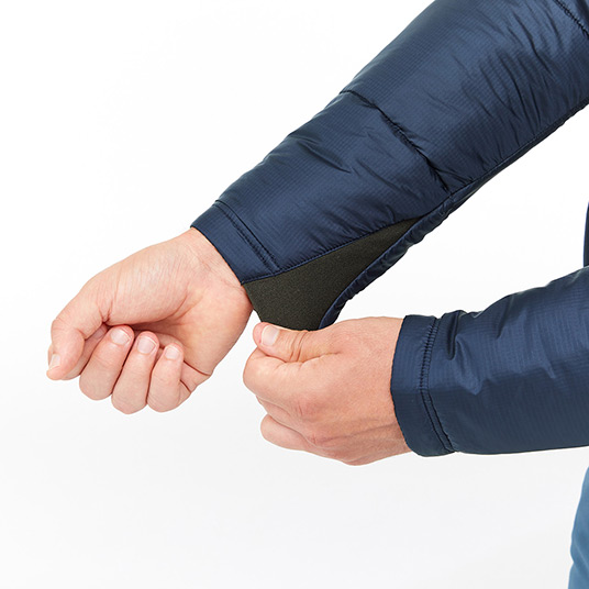 袖口にはストレッチ素材を配置し、フィット感を損なわずに運動性を高めています。