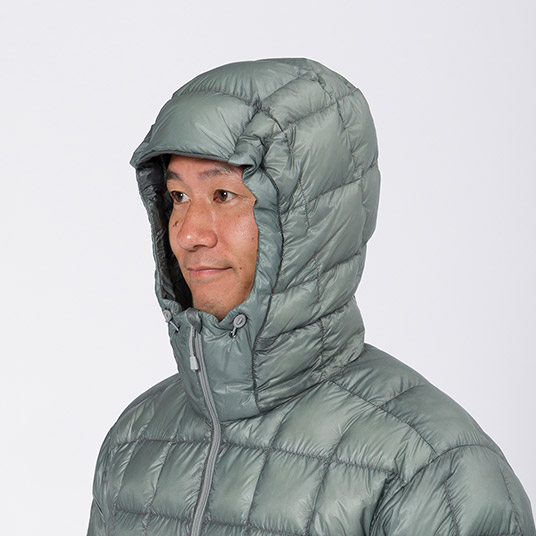 ベルクロでひさしの高さの調節が可能。