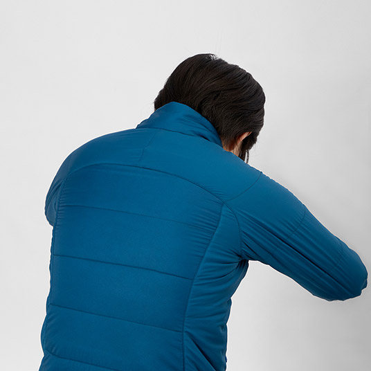 ストレッチ性があり、激しい動きにもスムーズに追随。