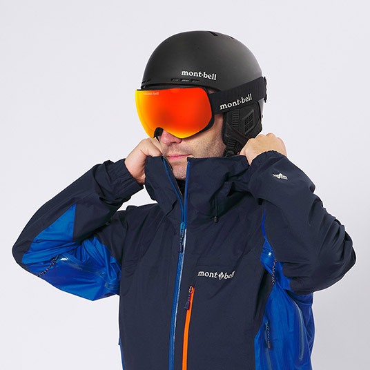 ヘルメットの着用の有無に関わらず、高いフィット感が得られる立体フードパターン。
