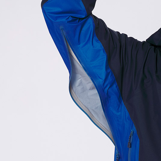 衣服内の蒸れを素早く排出するピットジップを装備。