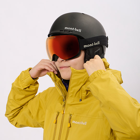 ヘルメットの着用の有無に関わらず、高いフィット感が得られる立体フードパターン。