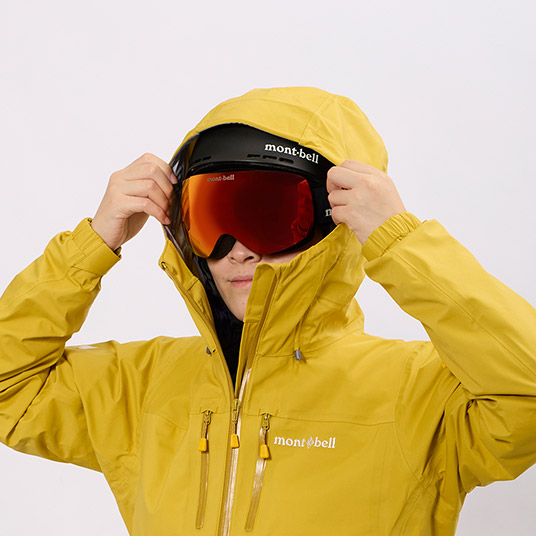 ヘルメットの着用の有無に関わらず、高いフィット感が得られる立体フードパターン。