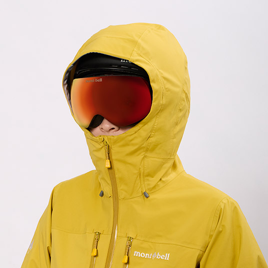 ヘルメットの着用の有無に関わらず、高いフィット感が得られる立体フードパターン。