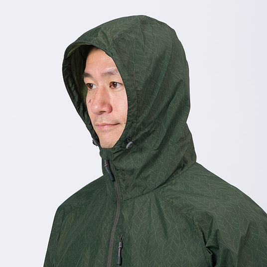 ベルクロでひさしの高さの調節が可能。