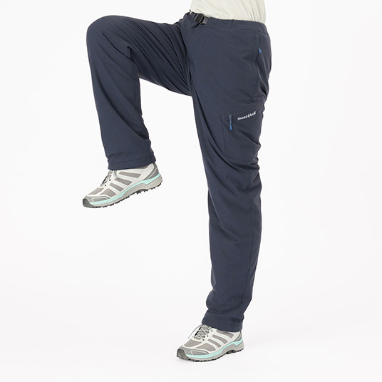 登山やトレッキングに適した、横または縦方向へのストレッチ性を備えています。