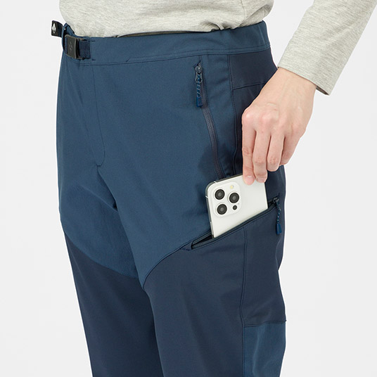 スマートフォンなどが入れられるジッパー付きのポケット。