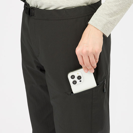 小物などが入れられるジッパー付きのポケット。