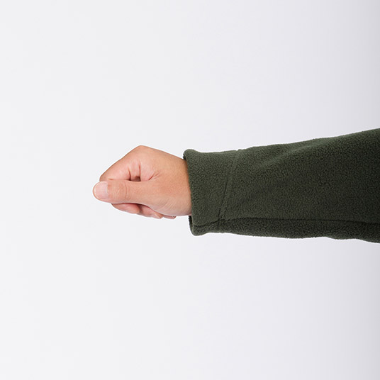袖口の縫い目を斜めにすることでよく伸び、快適な着心地を実現。