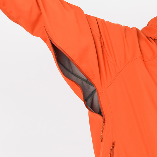 衣服内の蒸れを素早く排出するピットジップを装備。