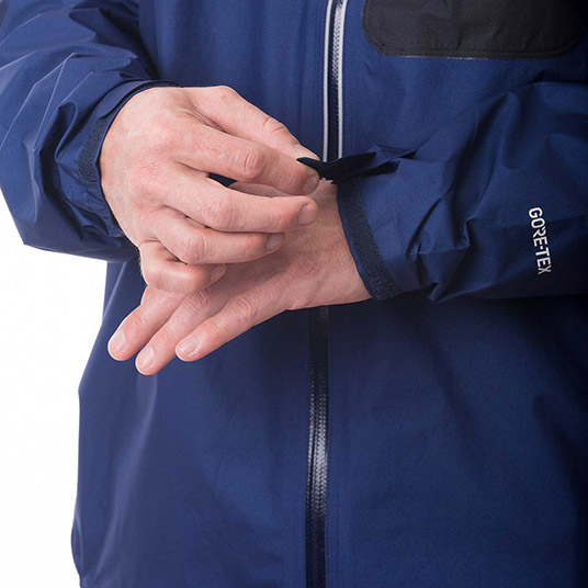 袖口のフィット感を調節でき、冷気の侵入を防ぎます