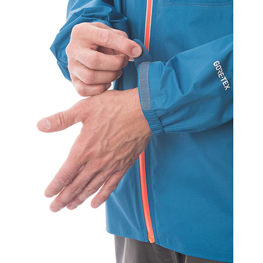 袖口のフィット感を調節でき、冷気の侵入を防ぎます