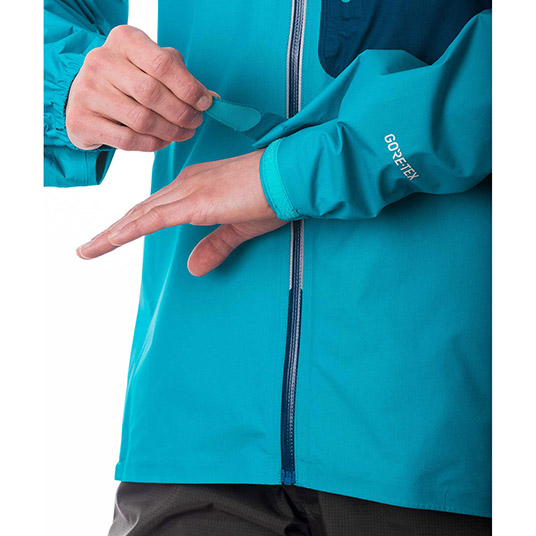 袖口のフィット感を調節でき、冷気の侵入を防ぎます