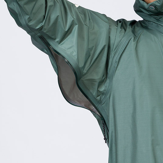 衣服内の蒸れを素早く排出するピットジップを装備。