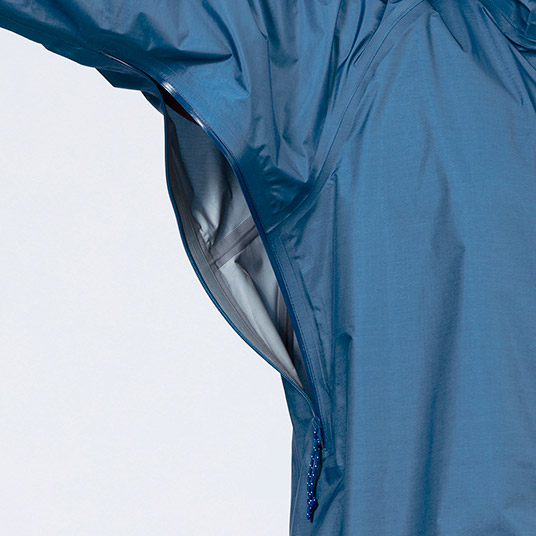 衣服内の蒸れを素早く排出するピットジップを装備。