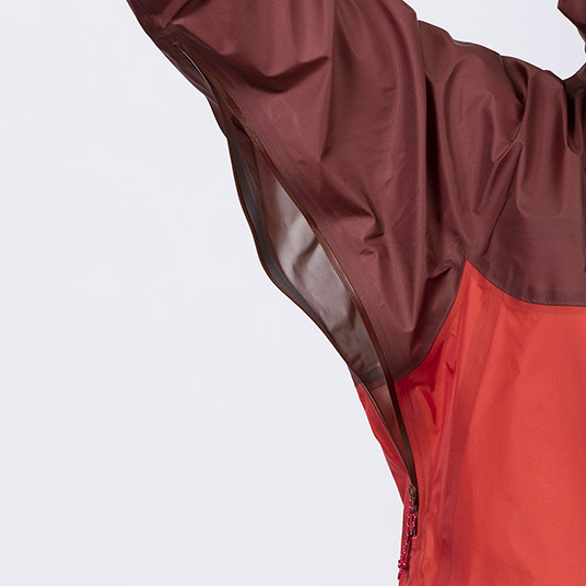 衣服内の蒸れを素早く排出するピットジップを装備。
