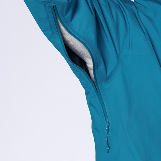 衣服内の蒸れを素早く排出するピットジップを装備。