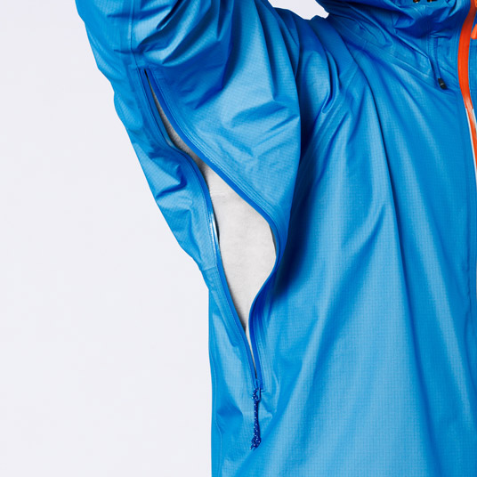 衣服内の蒸れを素早く排出するピットジップを装備。